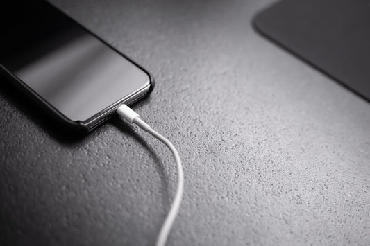 Smartphone wird mit einem Ladekabel geladen